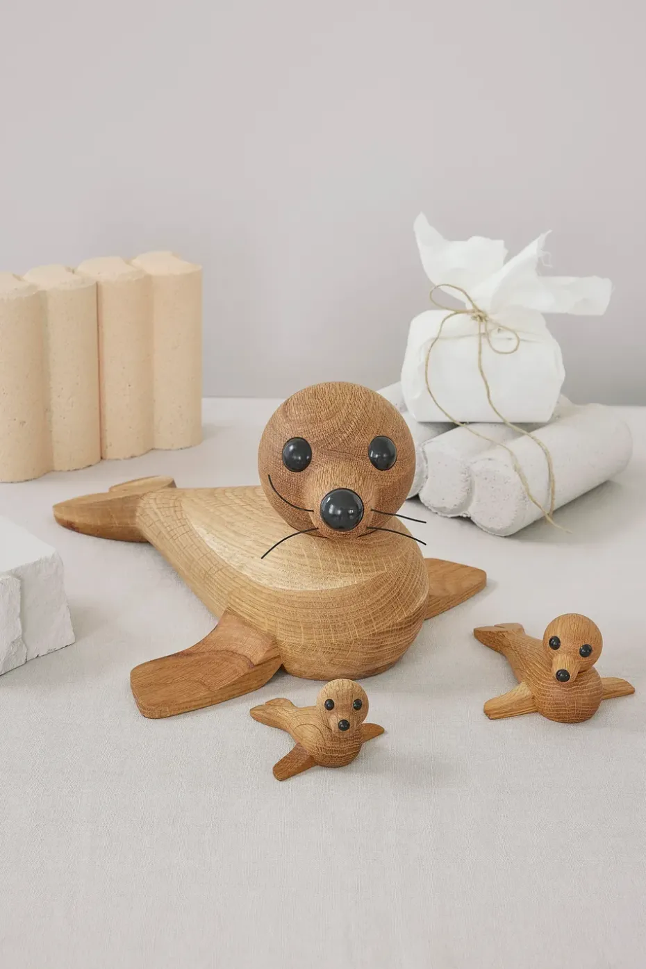 Anaana seal decoration 17 cm, Oak