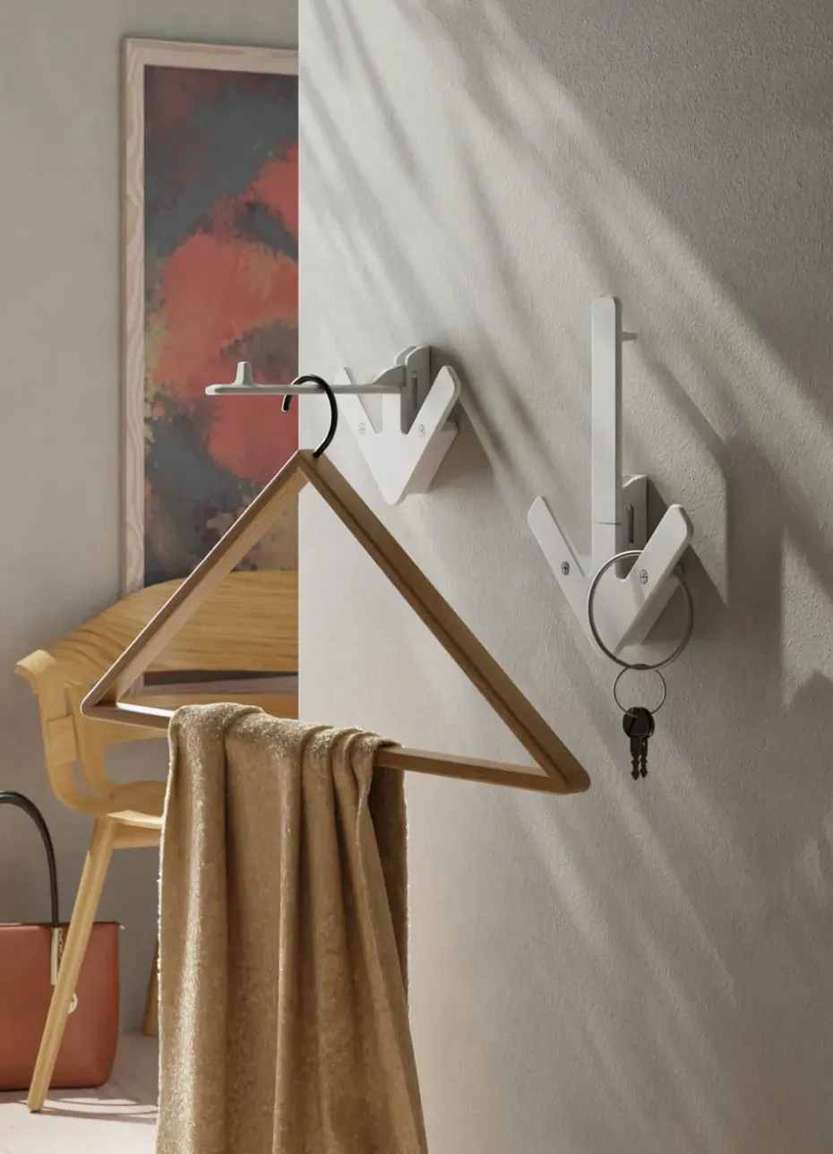Arrow hanger, white