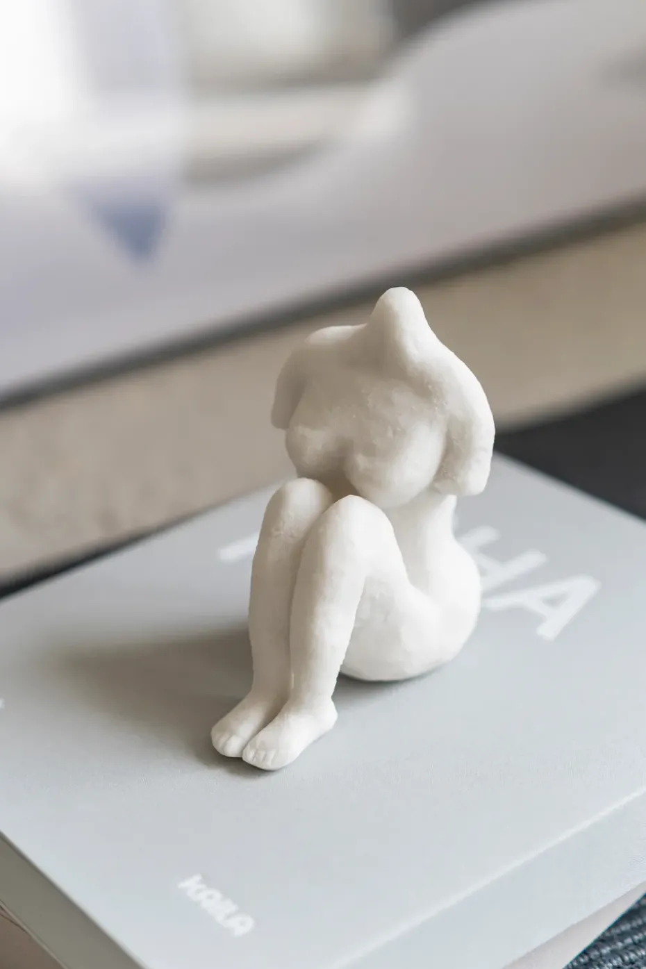 Art piece sitting woman 14 cm, Off-white