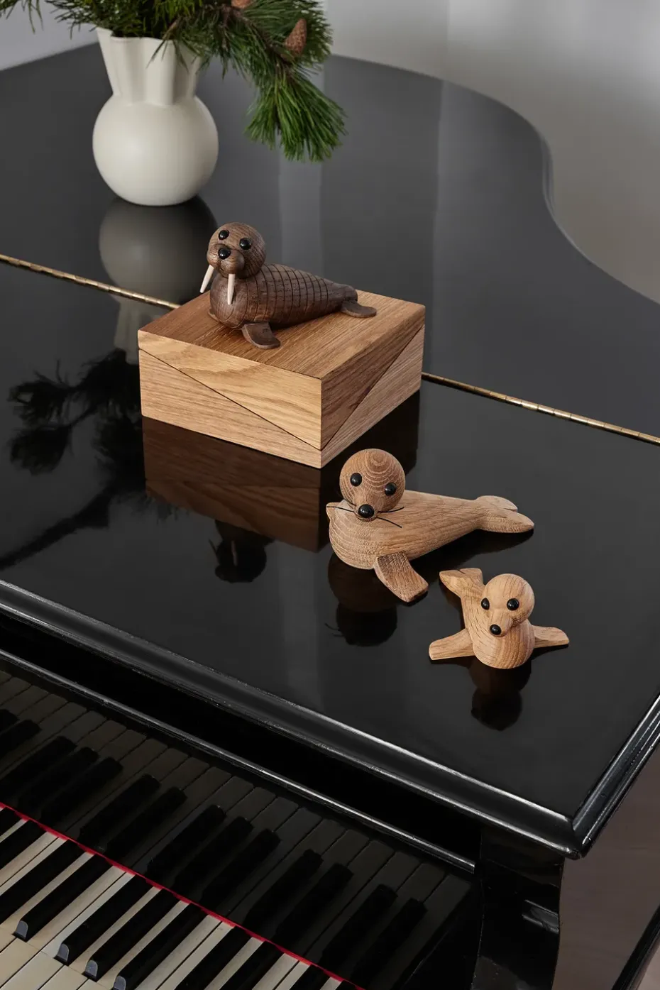 Baby seal decoration, Oak