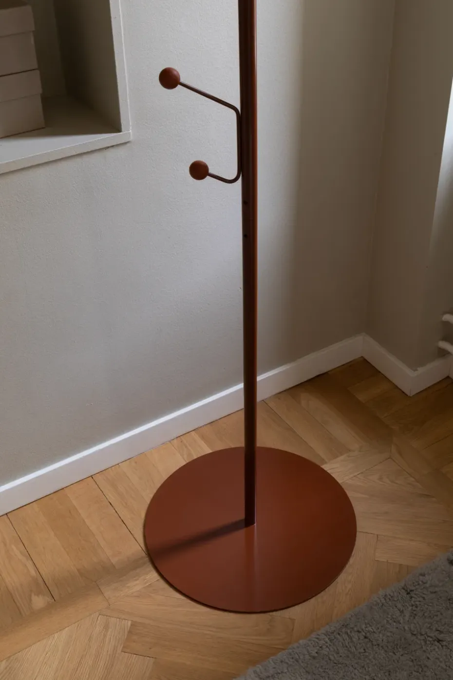 Bill Floor clothes hanger, Cinnamon