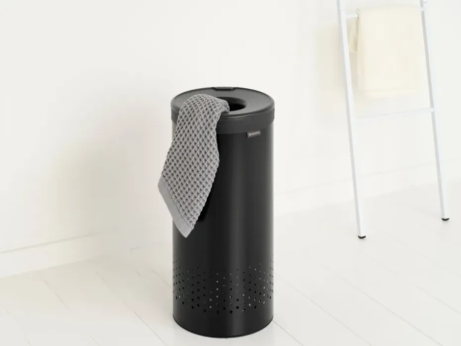 Brabantia laundry basket with plastic lid 35 L, Matte black