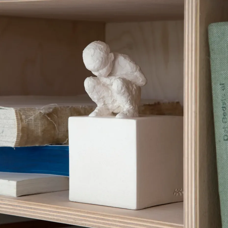 Character sculpture, The curious one
