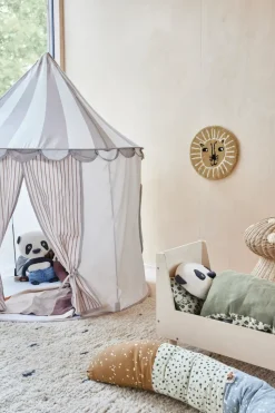 Circus tent, Clay