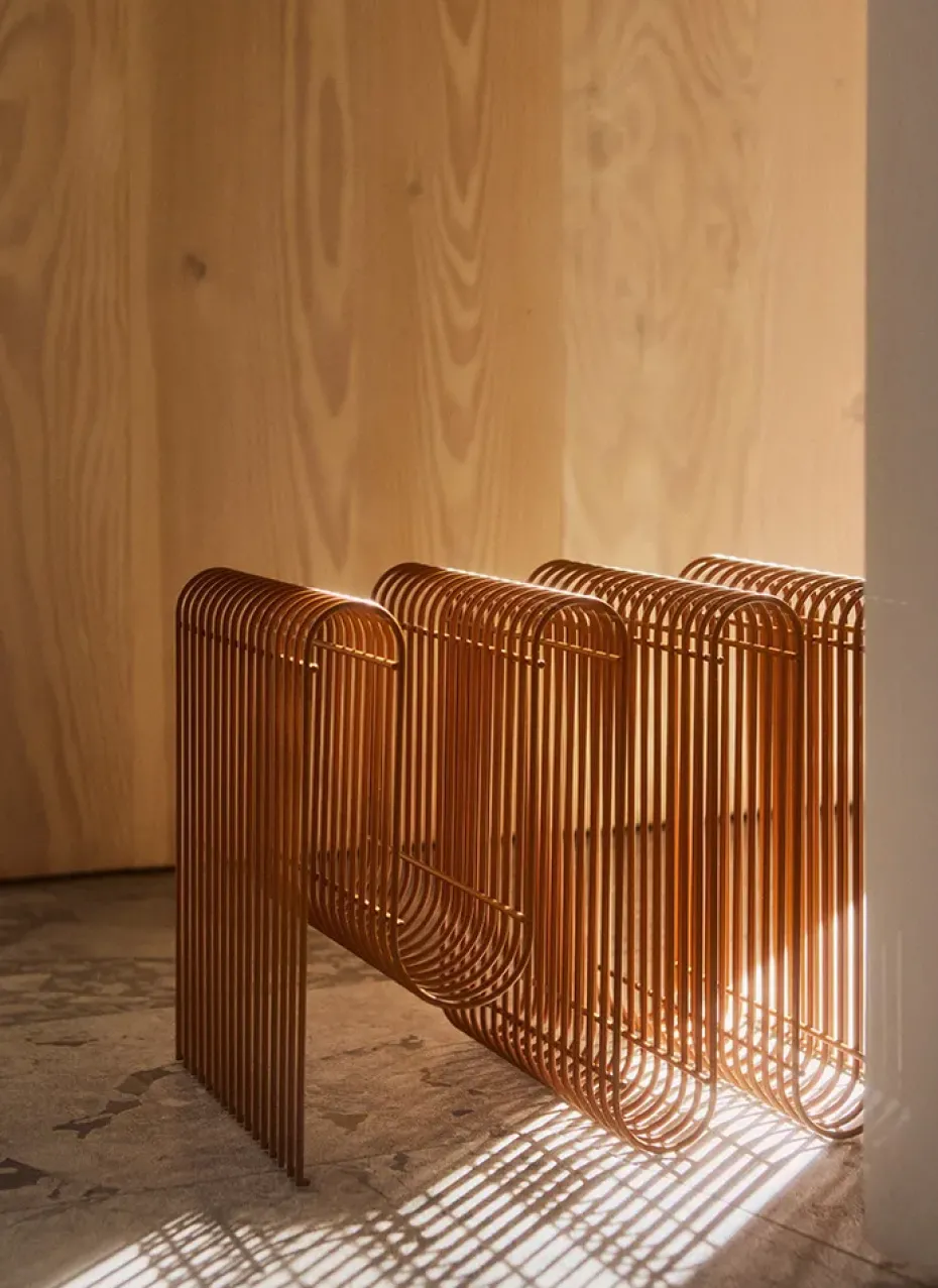 Curva newspaper stand, Amber