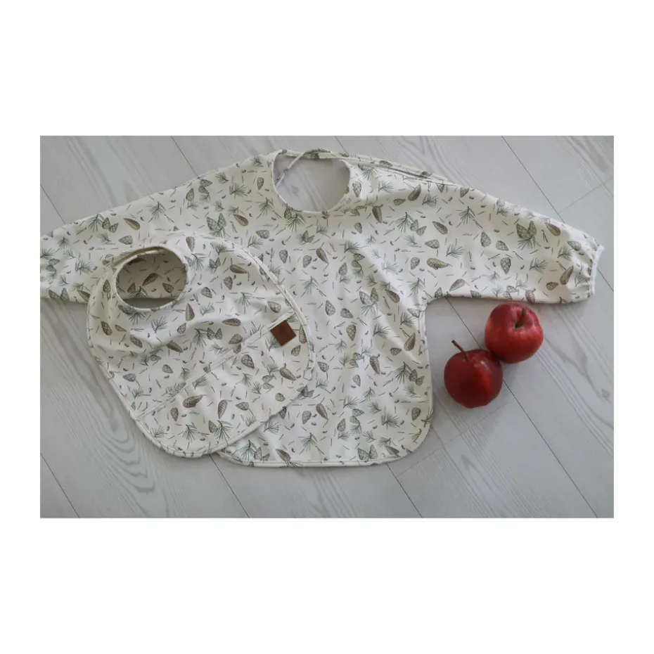 Elsa Beskow Tomtebobarnen bib with sleeve, Green