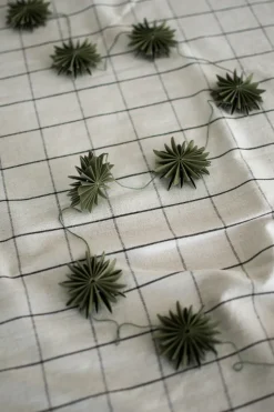 Garland flakes, Green
