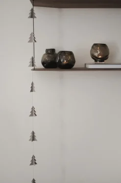 Garland garland fir tree, Mole