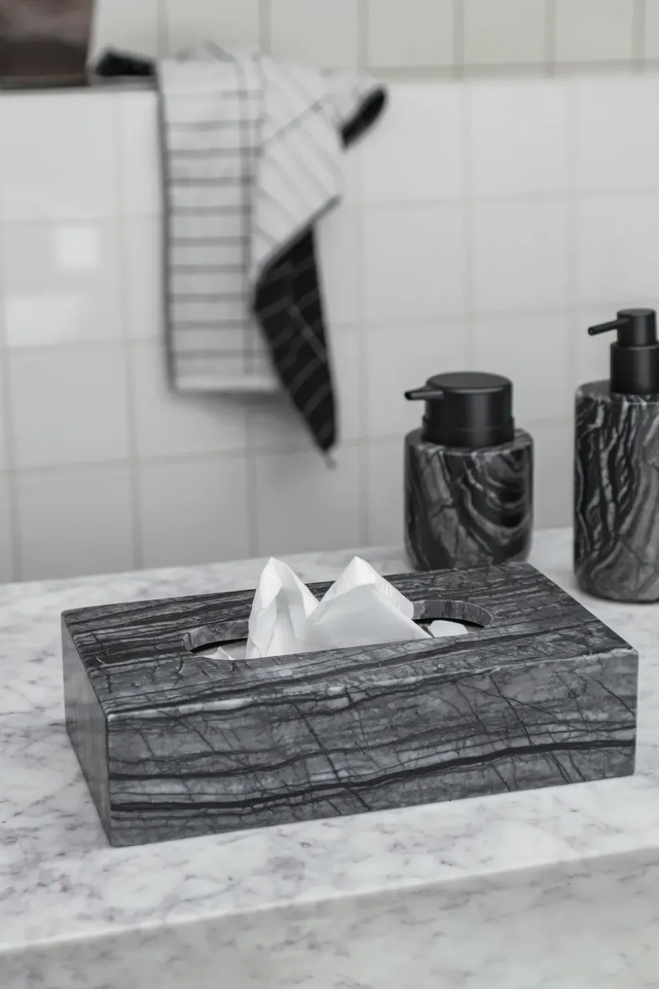 Marble tissue box 14x25.5 cm, Black-Grey