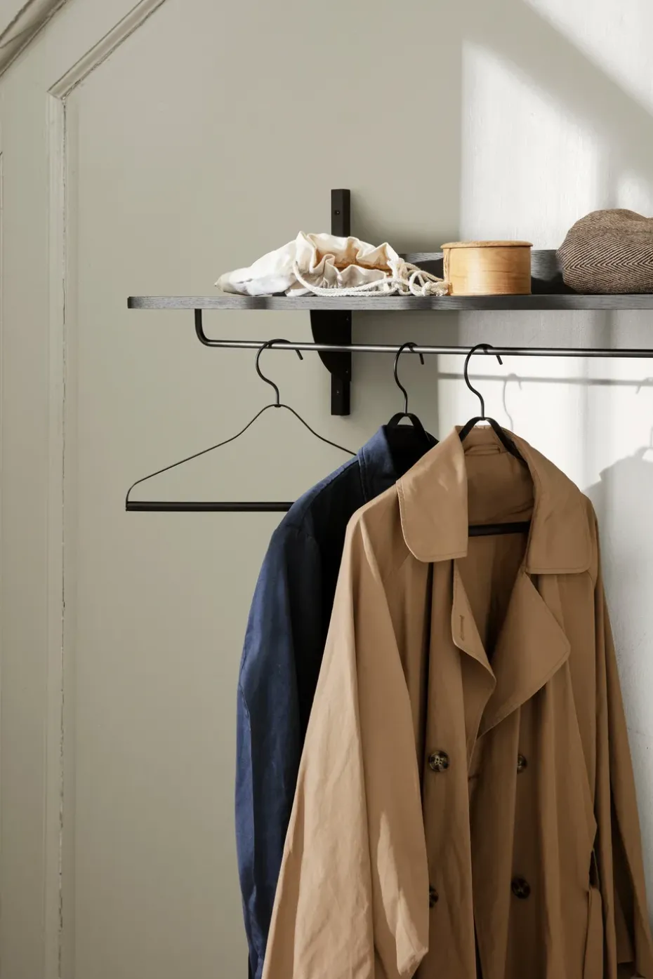 Sector shelf with hanging rail 37x87 cm, Black ash-black brass