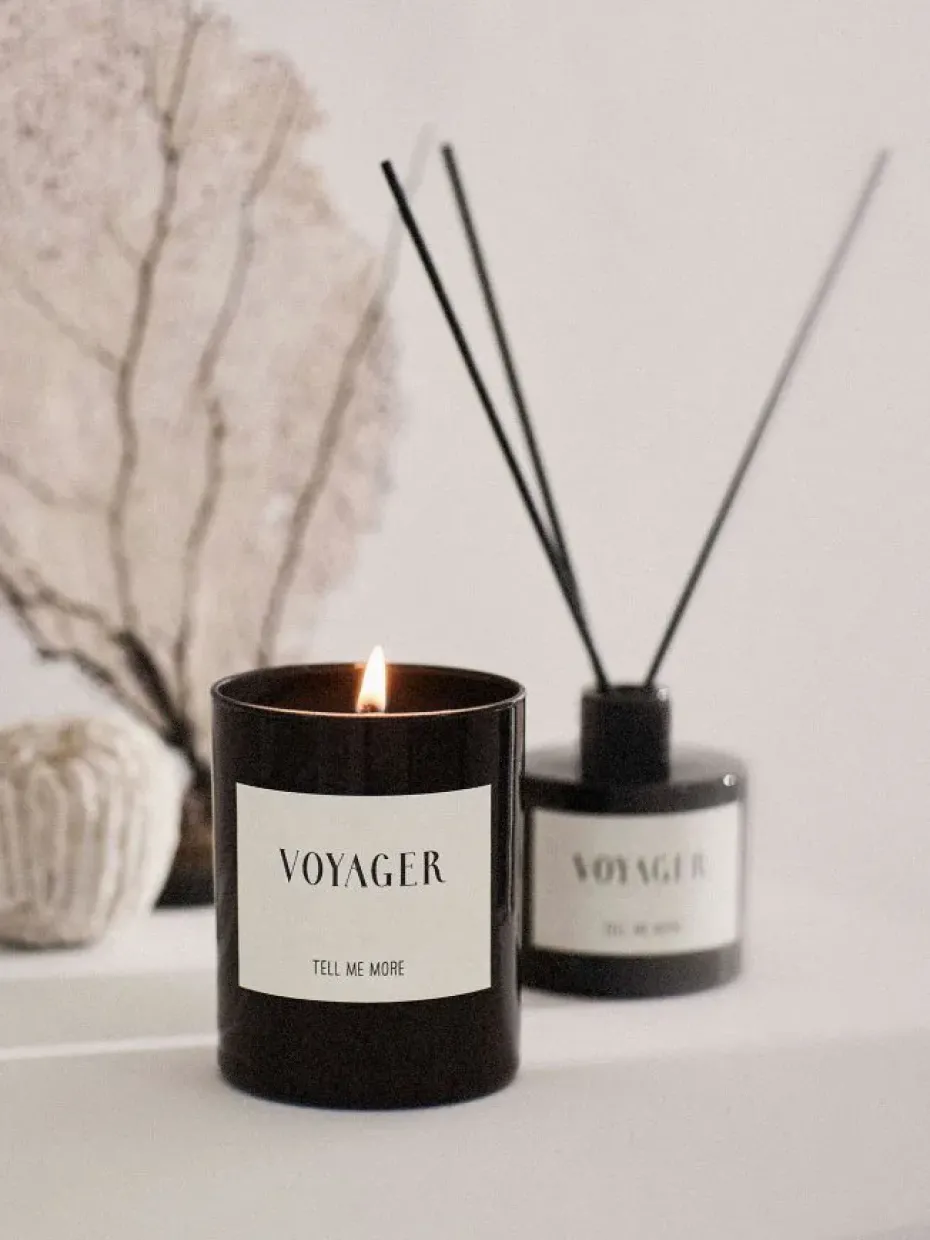 Tell Me More scented candle 48 h, Voyager