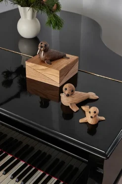 Wally walrus decoration, Oak