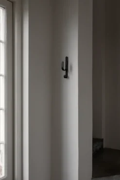 Woody hook One, Black stained oak